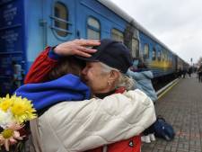 "Enfin libres!": des familles réunies à la réouverture de la gare de Kherson