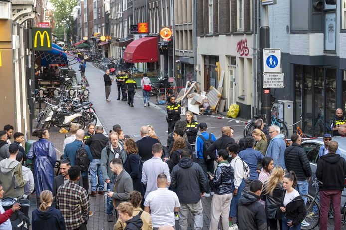 Veel volk verzamelde op de plek van de aanslag gisteren.