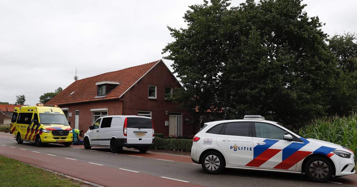Oudere dame zwaargewond naar ziekenhuis na aanrijding met wit busje.