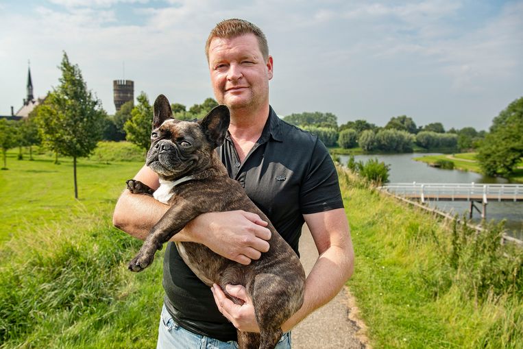 Jefferson van der Heijden, hier met zijn hond Boo-Boo, wilde geen coronavaccin. Hij belandde met de deltavariant van het virus op de ic.
 Beeld Guus Dubbelman / de Volkskrant