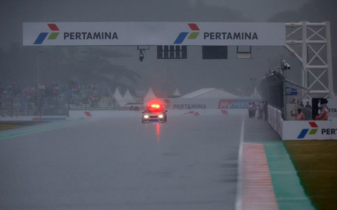 Het regent stevig op het Mandalika International Street Circuit.