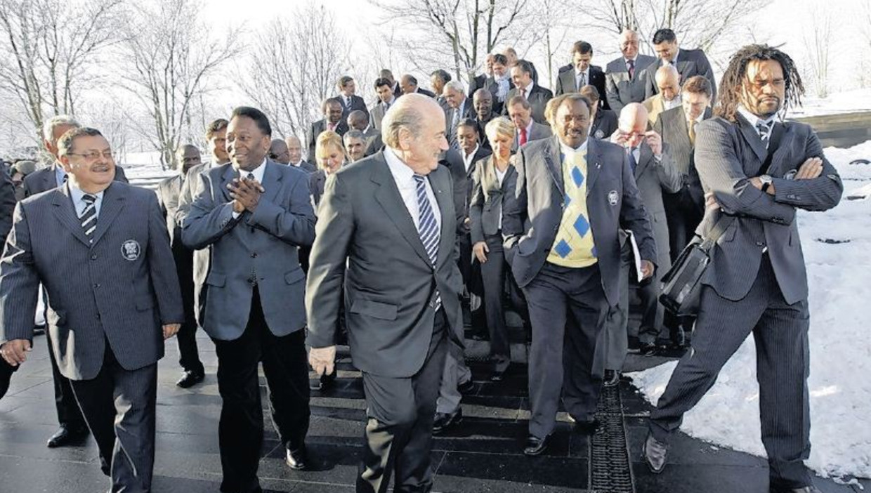 Fifa-voorzitter Sepp Blatter (midden) loopt weg na een fotomoment bij het hoofdkantoor van de Fifa in Zürich. Beeld epa