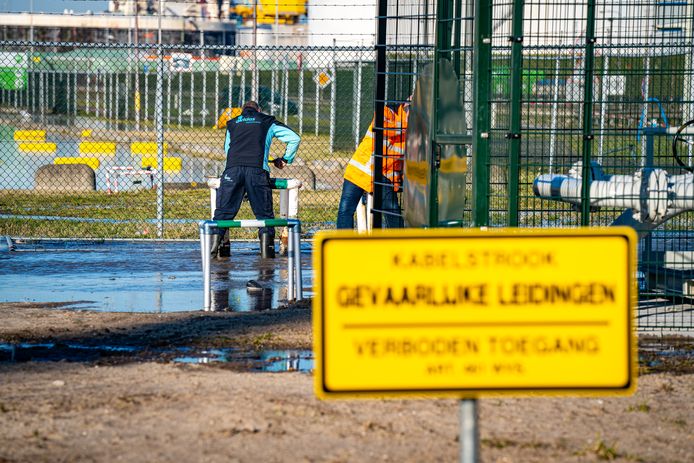 De hulpdiensten sluiten de leiding af.