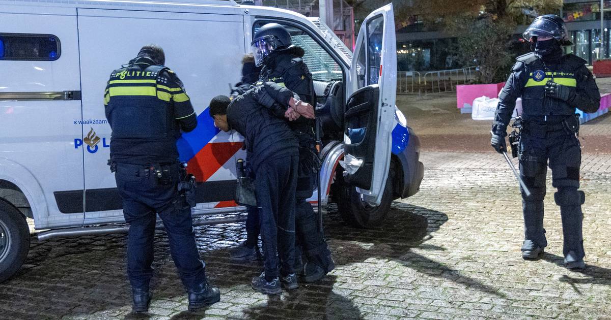 “Vrouwen en kinderen krijgen raad om thuis te blijven”: politie vreest voor nieuwe rellen in Amsterd