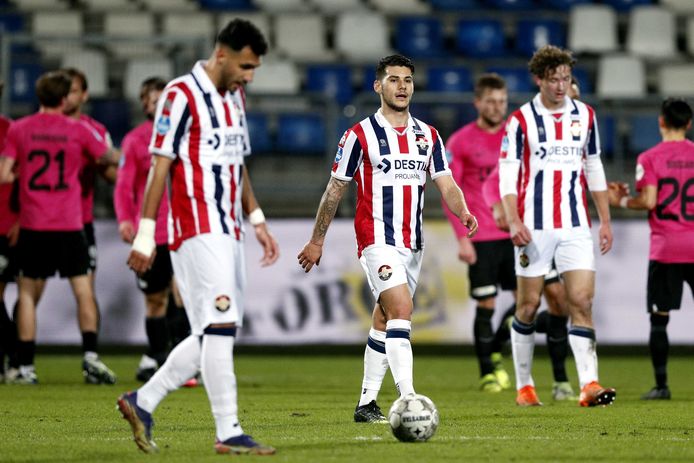 Vangelis Pavlidis, Görkem Saglam en Wesley Spieringhs treuren na weer een doelpunt van FC Utrecht.