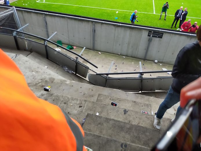De ingezakte tribune van het uitvak, net na de derby NEC- Vitesse