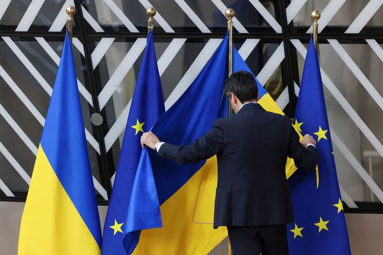 De Oekraïense vlag wordt tussen Europese vlaggen gehangen in het Europees Parlement, waar de Oekraïense president Zelenski op 9 februari een toespraak hield. Beeld Yves Herman/REUTERS