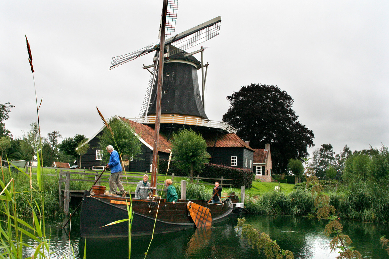 De haven van de Enterse zomp bij de Rijssense Pelmolen wordt wat ruimer gemaakt bij de aanpassing van de Regge.