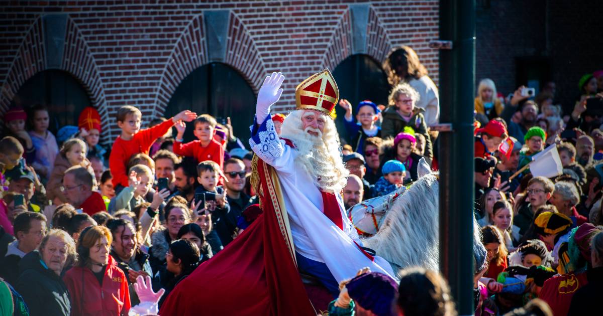 LEES TERUG Sinterklaas is aangekomen in Nederland Sinterklaasintocht Hellevoetsluis AD.nl