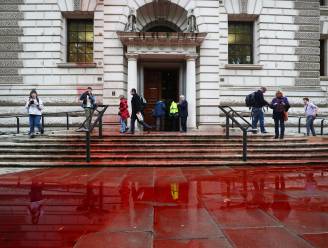Klimaatactivisten spuiten 1.800 liter nepbloed op Brits ministerie van Financiën