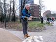 Edwin Wagensveld van Pegida verscheurt een koran voor het tijdelijke gebouw van de Tweede Kamer in Den Haag.