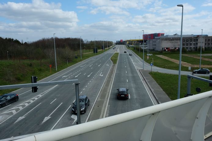 De fietsersbrug komt over de Haachtsesteenweg in Melsbroek.