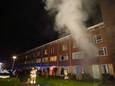 Uit de woning aan de Van Ewijckstraat in Dordrecht kwam een flinke rookwolk.