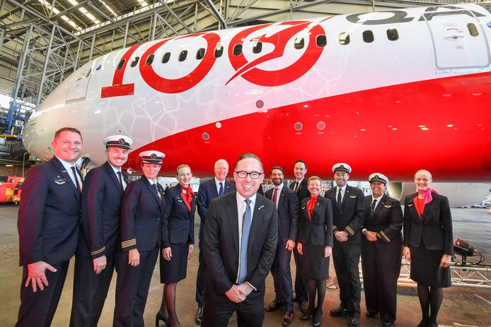 Qantas CEO Alan Joyce (midden) poseert met de crew van vlucht QF7879, die in 19,5 uur van Londen naar Sydney vloog.