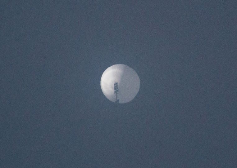 De Chinese ballon boven Billings (Montana) in het westen van de Verenigde Staten. Beeld REUTERS