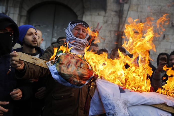 Palestijnse betogers in Nablus verbranden Trumps afbeelding uit protest tegen het erkennen van Jeruzalem als de hoofdstad van Israël.