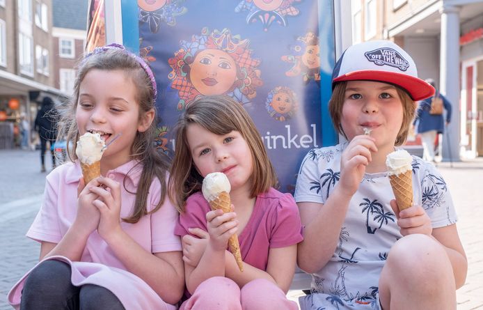 V.l.n.r. Yael (9), Bodin (5) en Avi (7) genieten van een ijsje in de zon in Middelburg.