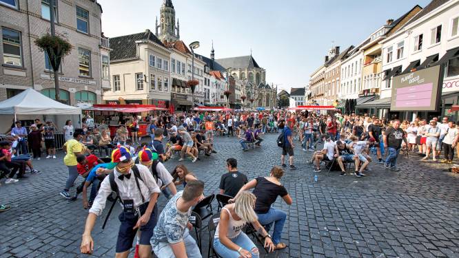 Hoek van Holland doet poging wereldrecord stoelendans met 1001 stoelen