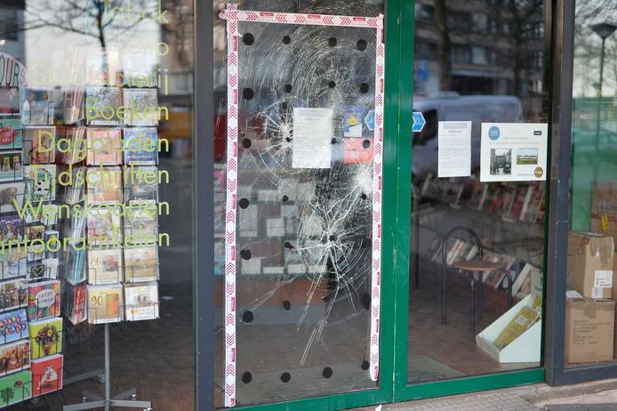 Ruitschade na de rellen in de Bredase wijk Tuinzigt afgelopen zondag.