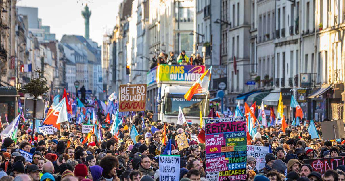 La Francia vara riforme al sistema pensionistico, nonostante le proteste che si sono diffuse in tutto il Paese |  All’estero