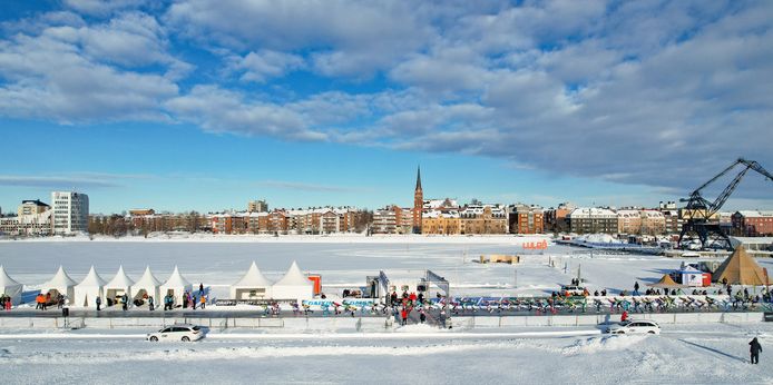 Het mannenpeloton in actie tijdens de eerste schaatsmarathon dit seizoen in het Zweedse Lulea.