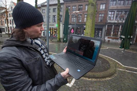 Op zijn laptop bekijkt Rocky de resultaten van de bodemradar.