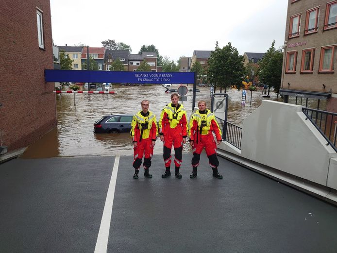 Stefan Tack (midden) en Quinten Bruning (links) en Daniël Buysrogge. De vierde man van de Middelburgse Van Dixhoornbrigade, Wouter Tiggelman, staat niet op de foto.