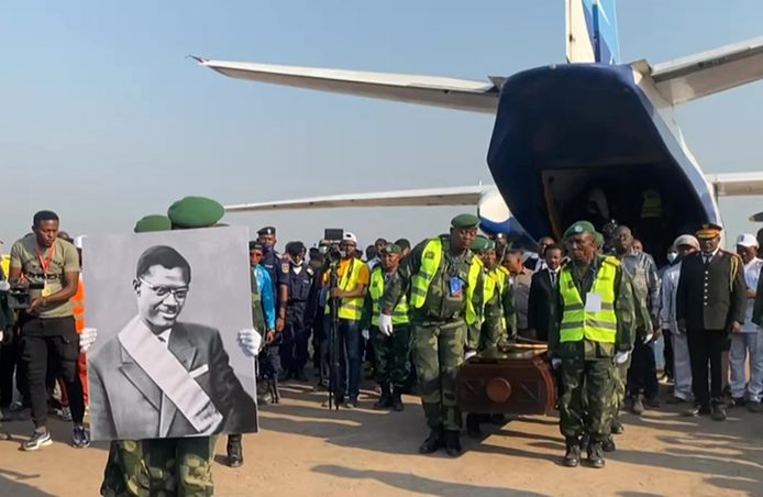 De kist met de gouden tand van de vermoorde Congolese premier Patrice Lumumba kwam vandaag aan op het vliegveld van Tshumbe.
