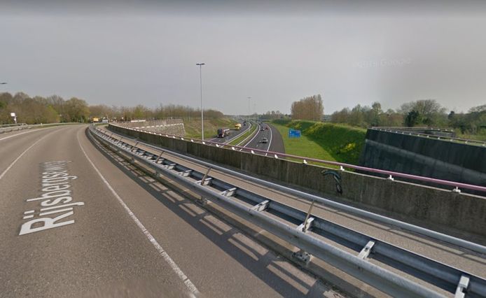 De Rijsbergseweg op de plaats waar hij over de A58 gaat.