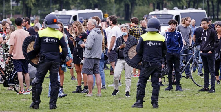 Politie omsingelt demonstranten op het Malieveld. Beeld ANP