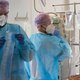 Het zorgpersoneel is moe, fysiek en emotioneel. ‘Je bijt je kiezen op elkaar’