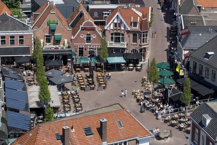 Eén van de 15 leuke dingen op de ‘vrolijke bucketlist’ die Oldenzaal Promotie heeft gemaakt voor Oldenzalers die deze vakantie thuis blijven: verras de terrasgangers in de binnenstad eens en zing uit volle borst het ‘Oh, Oldenzaal’ vanuit ’t Lood’n Bönneke.