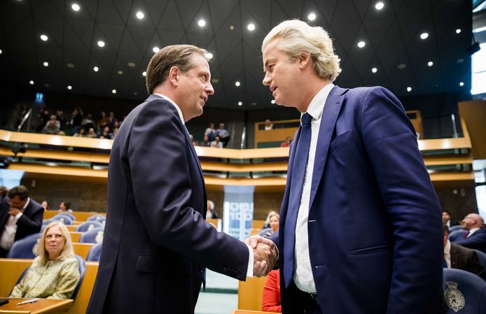 Alexander Pechtold (D66) en Geert Wilders (PVV) tijdens het afscheid van Pechtold in de Tweede Kamer.