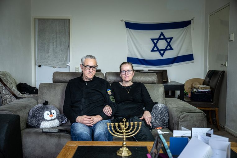 Gabriel en Mirjam Galli, de ouders van de vorig jaar september in de oorlog in Oekraïne omgekomen Nederlander Benjamin. Zijn ouders zijn gaan wonen in het appartement van Benjamin in Winterswijk.  Beeld Koen Verheijden