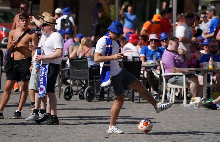 Rangers-fans genieten nog even van de Spaanse zon voor de Europese finale in Sevilla. Beeld Photo News