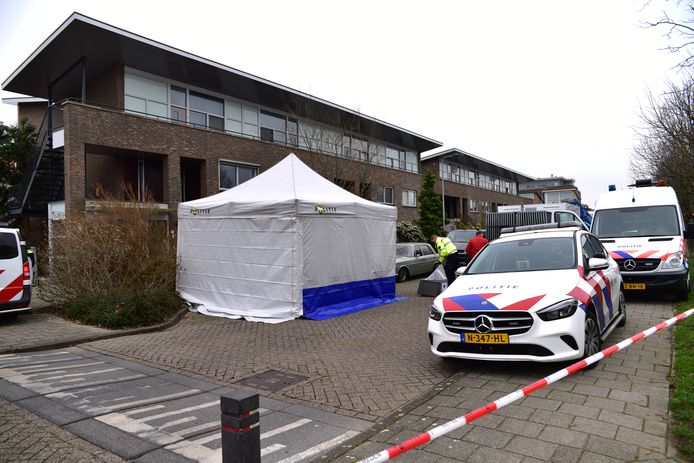 In een woning aan de Van Heuven Goedhartlaan in ‘s-Gravenzande werd een overleden persoon aangetroffen.