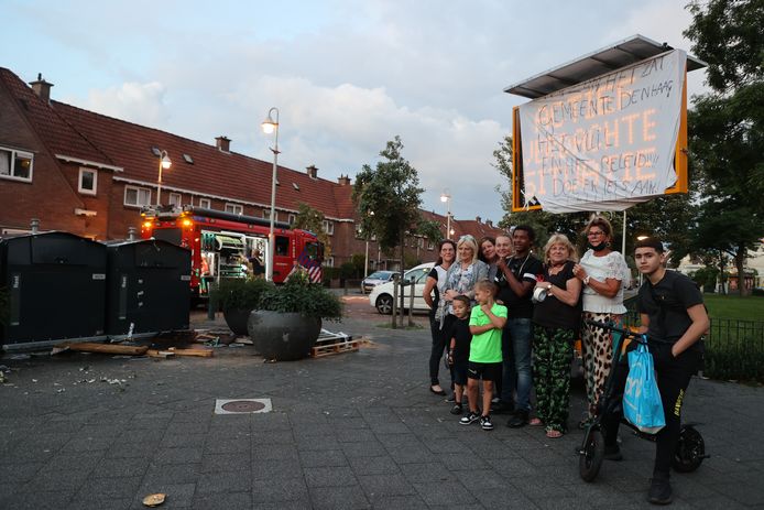 De bewoners van de Haagse Spoorwijk wijk zijn het afvalprobleem in hun buurt helemaal zat en hebben vanavond containers en stapels vuilnis in brand gestoken.