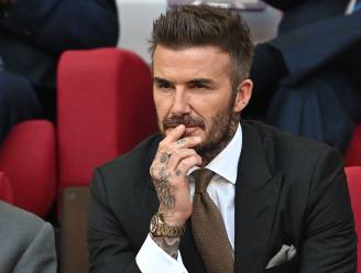 Bekend homotijdschrift noemt David Beckham ‘gevallen idool’ na WK-steun: “Hij verkocht zijn ziel”