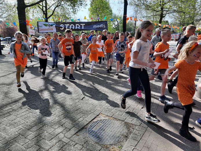 IKC Het Simmelink-leerlingen rennen mee in de sponsorloop voor de actie waarvoor hun schooldirecteur fietst.