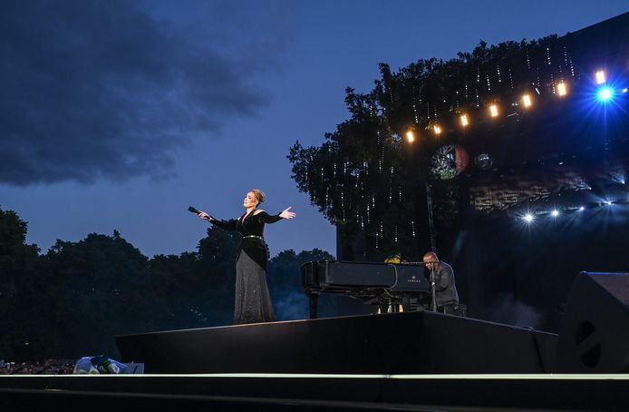 Diva? Adele is nog steeds doodgewoon als ze microfoon in boezem steekt bij  megaconcert Londen, Show