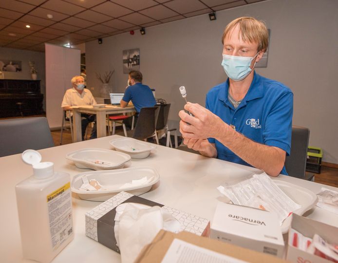 Prikken-zonder-afspraak in het dorpshuis van Rilland.