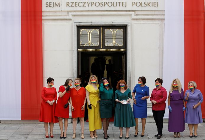 Poolse parlementsleden dragen de kleuren die de LGBT-gemeenschap vertegenwoordigen.