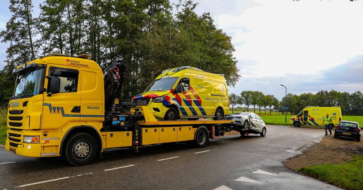 Ambulance die met spoed onderweg is naar melding, wordt in Loenen aangereden door automobilist.