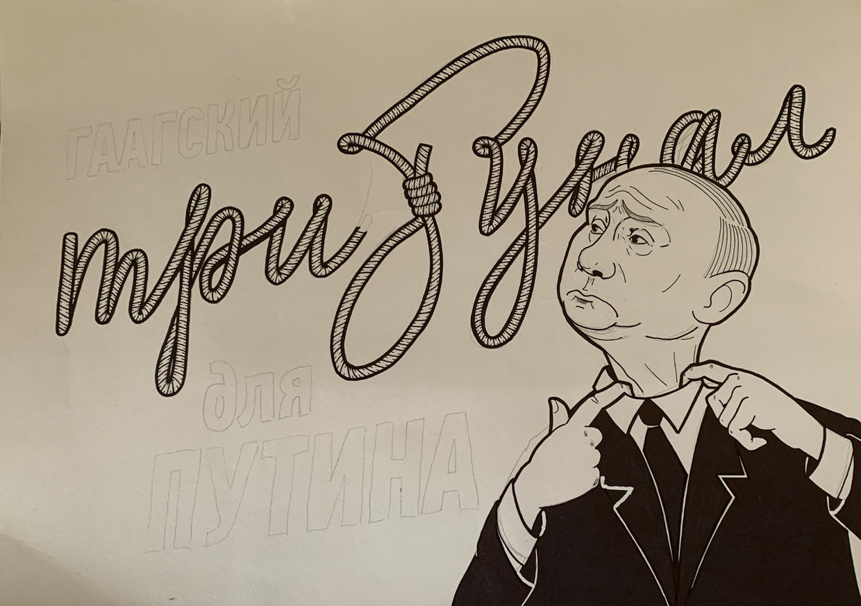 Een Poetin-karikatuur met het Russische woord voor ‘tribunaal’ en in potlood  ‘Den Haag voor Poetin’, gemaakt door grafisch ontwerper Ivan Loebimov. Hij vluchtte enkele maanden geleden van Jekaterinenburg naar Jerevan.  Beeld Jarron Kamphorst