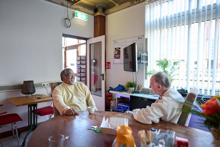 Sam Nanhu (l) van christelijk wijkcentrum de Rank.  Beeld Phil Nijhuis