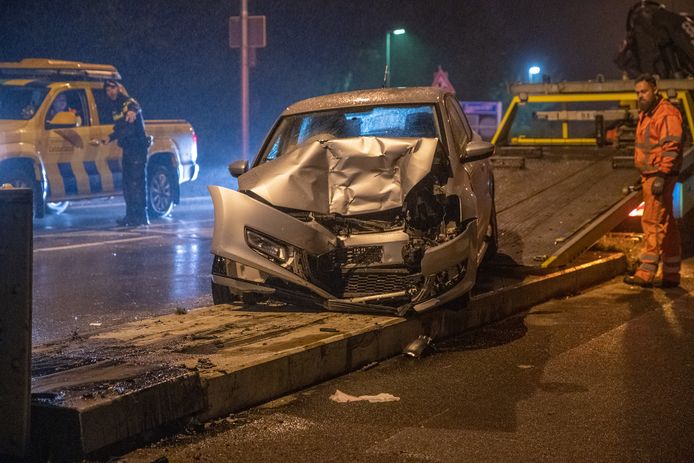 Een auto is zondagavond op de Wilhelminabrug in Deventer geknald en liep daarbij flinke schade op.