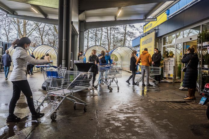 Drukte bij de Macro - Nonfood is vrijwel leeggekocht