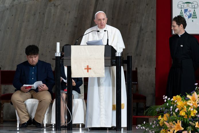 Paus Franciscus preekt in de Heilige Mariakathedraal in Tokio.