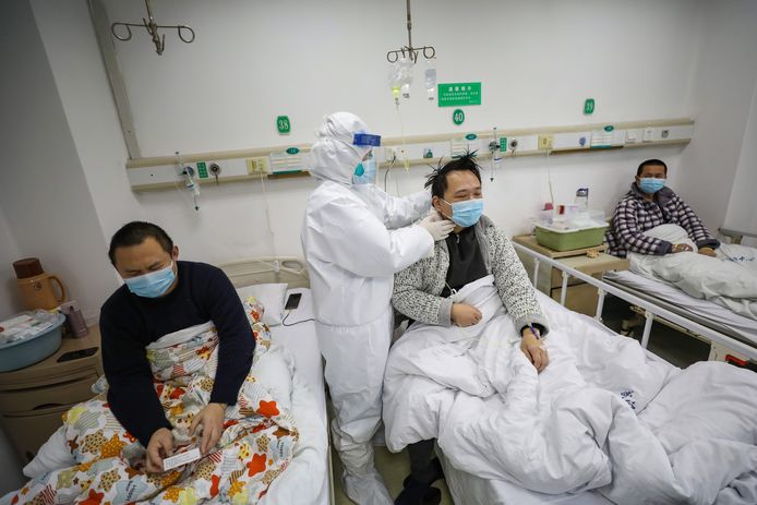 De ziekenhuizen liggen overvol met patiënten. "Ze kunnen in China niet meer doen dan wat ze nu doen."