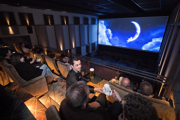 Beeld vanaf het balkon in een zaal in Wijchen.